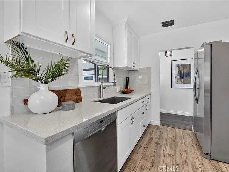 1030 E Oakmont Ave — Photo 5