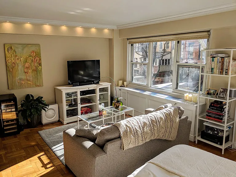 210 E 63rd St #3D — Photo 2