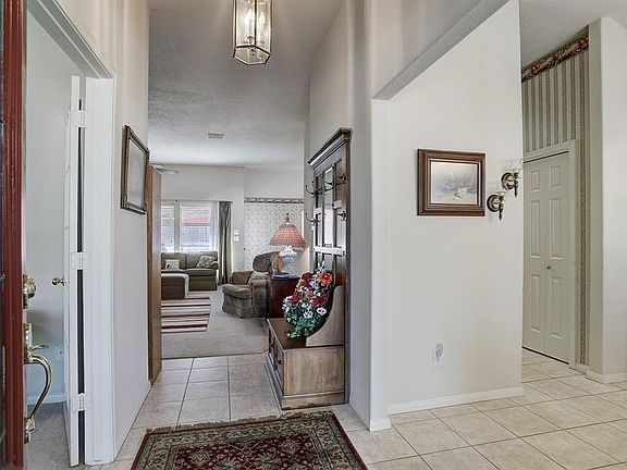 4th image of 805 Courtside Dr E