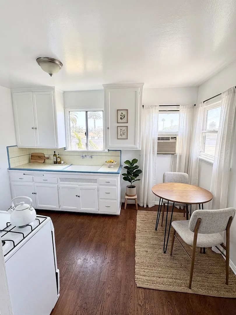 1816 Hillhurst Ave — Photo 1