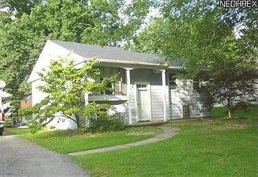 7583 Venice Dr NE photo 1