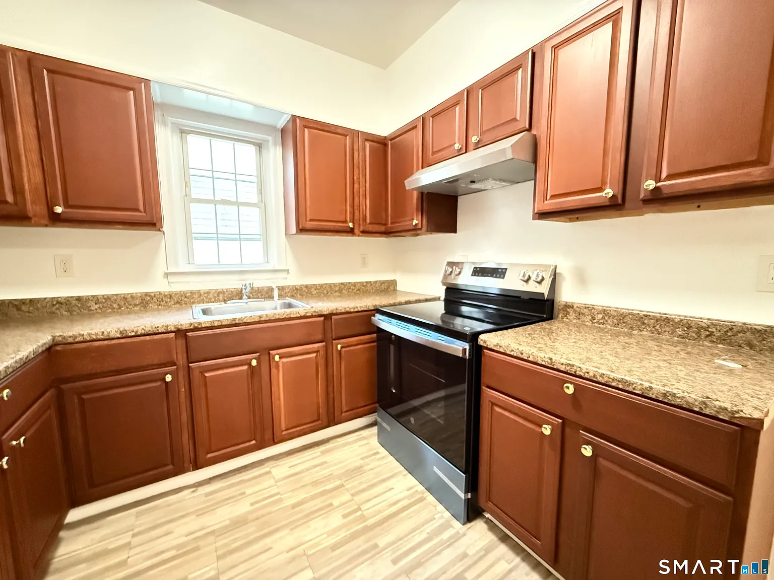 3 bed, 1.0 bath, 1100 sqft, $3,450 — Photo 3