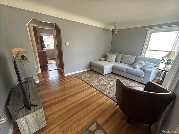 5th image of 2022 E Lincoln Ave