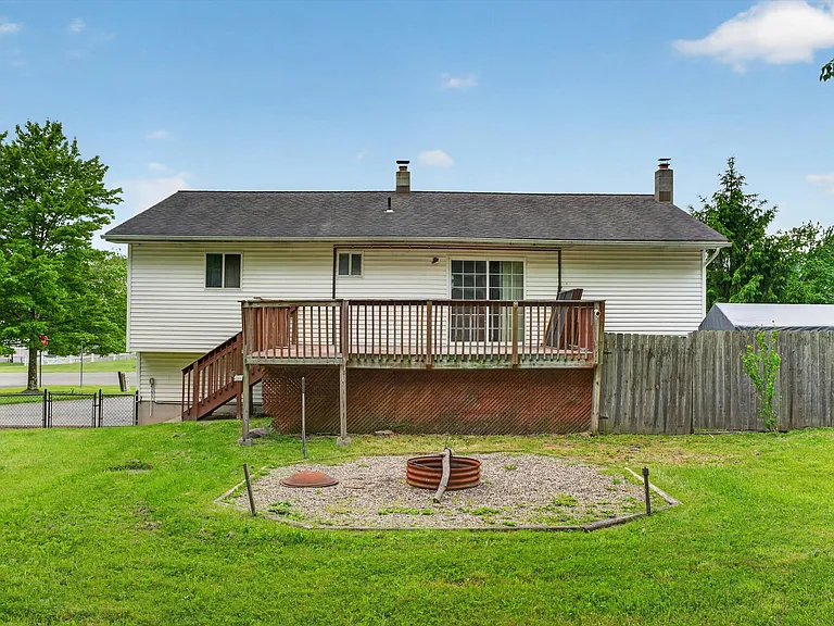 76 Maureen Dr — Photo 45