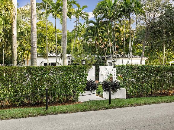 5th image of 4085 Poinciana Ave