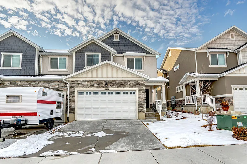 4 bed, 2.5 bath, 2350 sqft, $2,200 — Photo 1