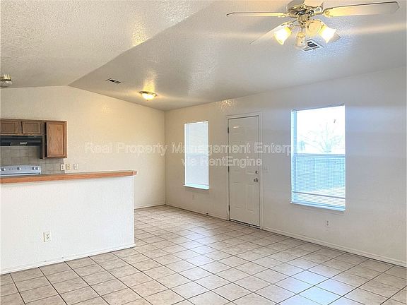 4th image of 916 Hyacinth Hollow Dr