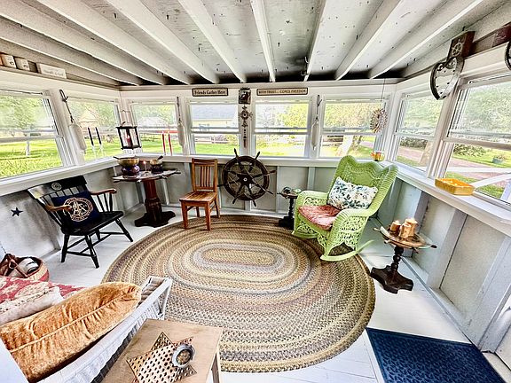 Surrounded by nature ... with a gorgeous view of Lake Champlain only metres away.