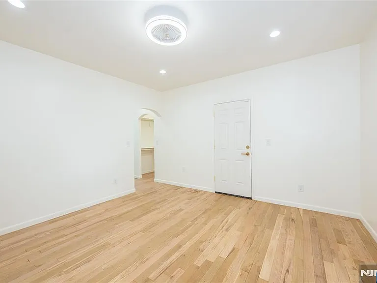 231 Waverly Pl — Photo 8