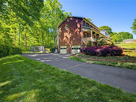 5th image of 240 Lilac Dr
