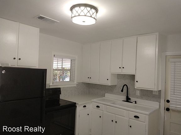 3rd image of 1012 E Caracas St