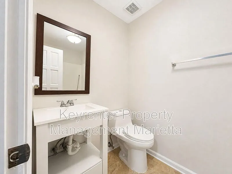 3 bed, 3.0 bath, 2700 sqft, $2,700 — Photo 4