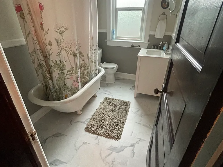 215 E 18th St #4 — Photo 14
