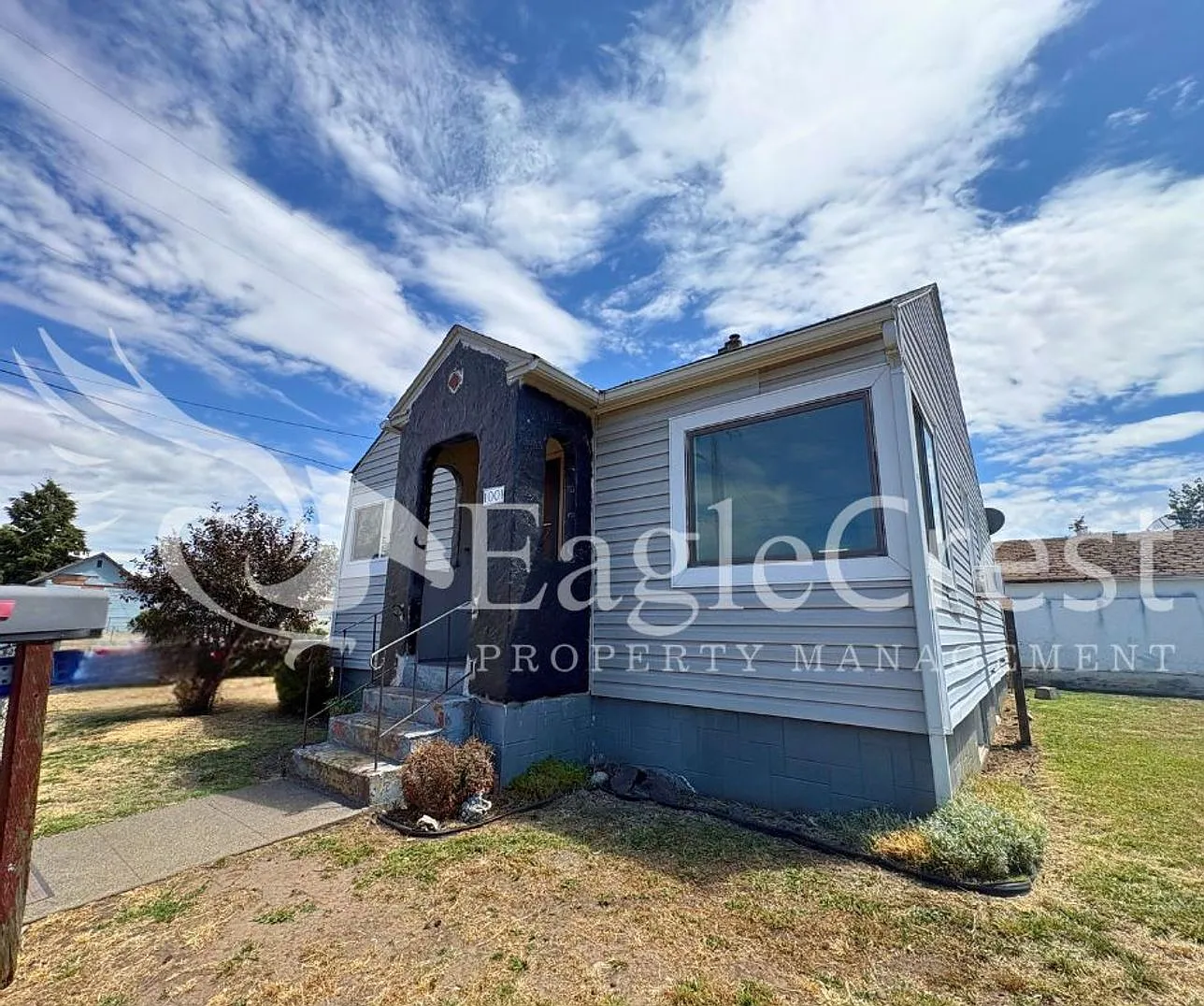 Charming 2-Bedroom Home with Modern Finishes & Fenced Yard — Photo 3