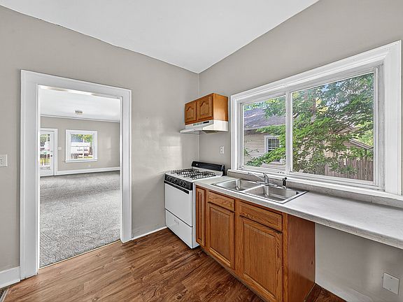 3rd image of 1622 S Twyckenham Dr