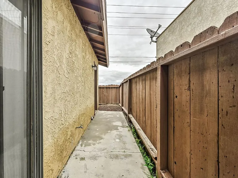 1020 W Atkins Ave #B — Photo 12