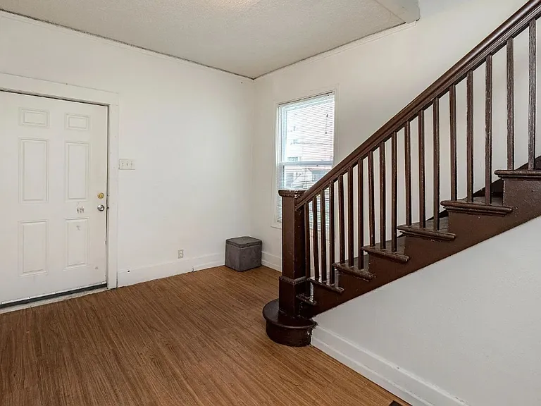 213 Waugh St — Photo 5