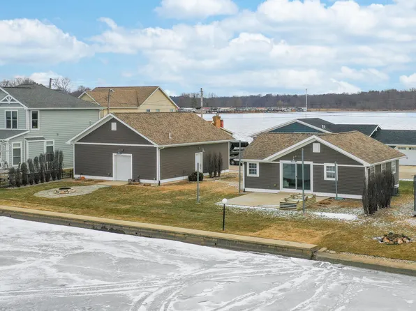 68210 Christiana Dr, Edwardsburg, MI 49112