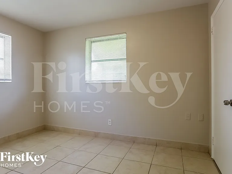 1901 SW 67th Ter — Photo 15