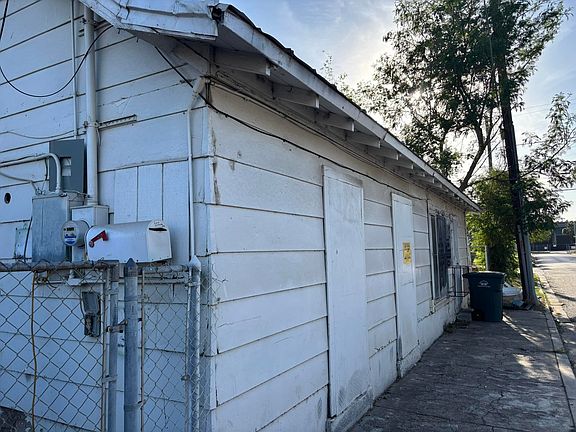 3rd image of 415 Iturbide St