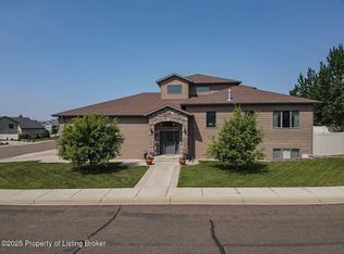 929 Pheasant Run Ave, Dickinson, ND 58601