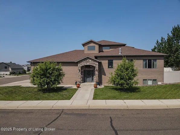 929 Pheasant Run Ave, Dickinson, ND 58601