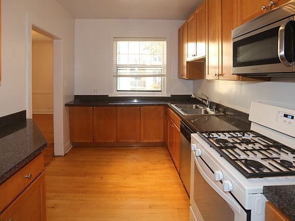 3rd image of 1621 W Thome Ave #2