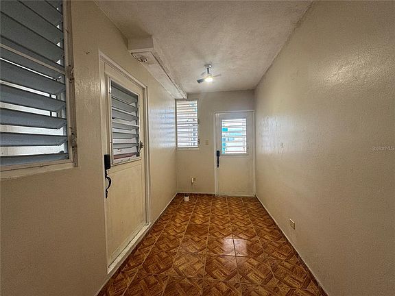 3rd image of 11AK Urb Levittown Lakes Cll Paseo Magdalena