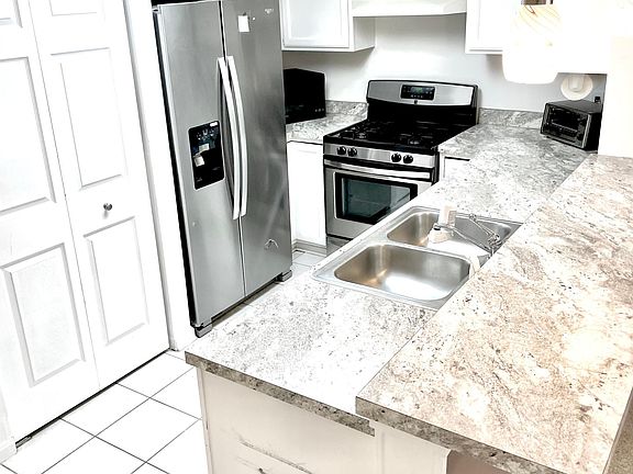 3rd image of 604 Meredith Ln
