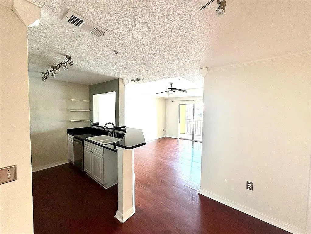 1 bed, 732 sqft, $1,350 — Photo 1