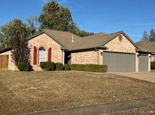 1208 S 35th St, Broken Arrow, OK 74014