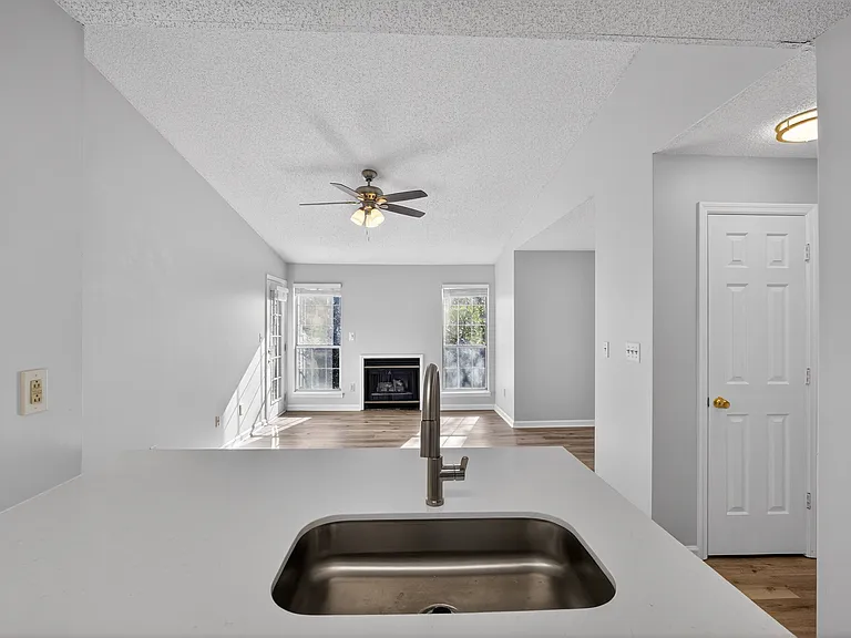 423 Granville Ct — Photo 9