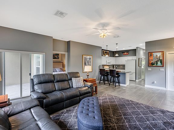3rd image of 607 NE Bent Paddle Ln