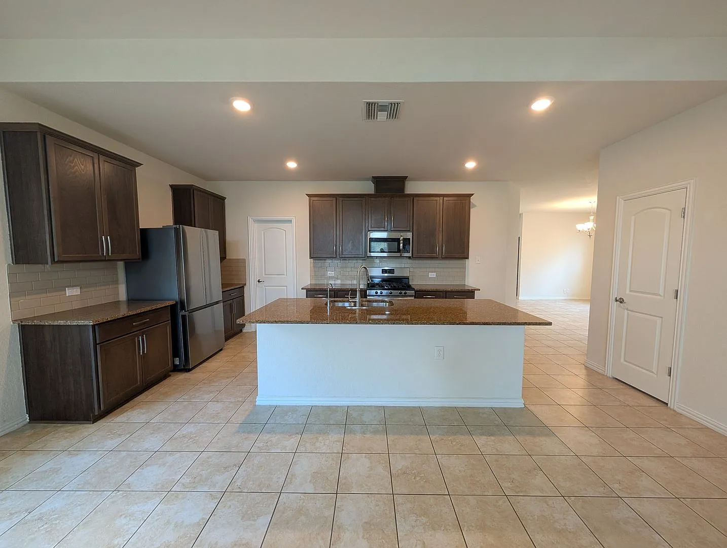 4/2.5/2 with Large Game Room / Near Gruene/ Fridge Included / Covered Back Patio / CISD — Photo 4