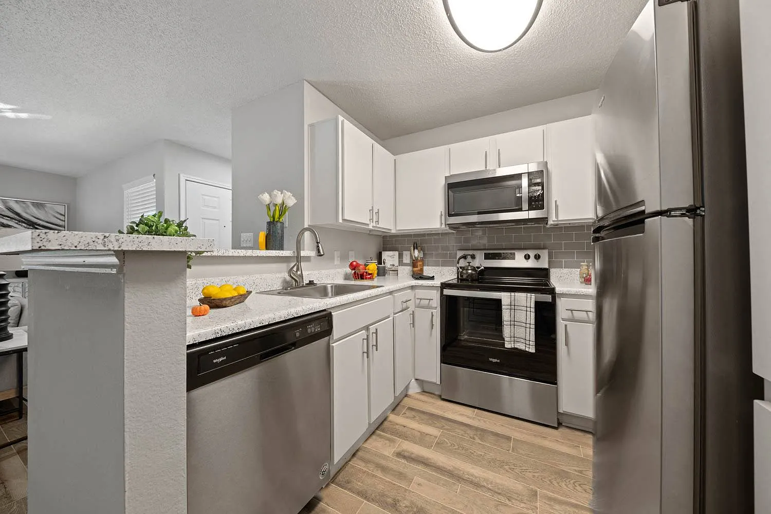 Somerset Apartments — Photo 1