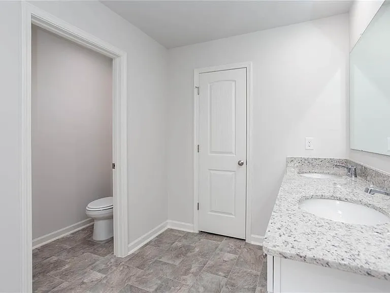 131 Landsdowne Way — Photo 16