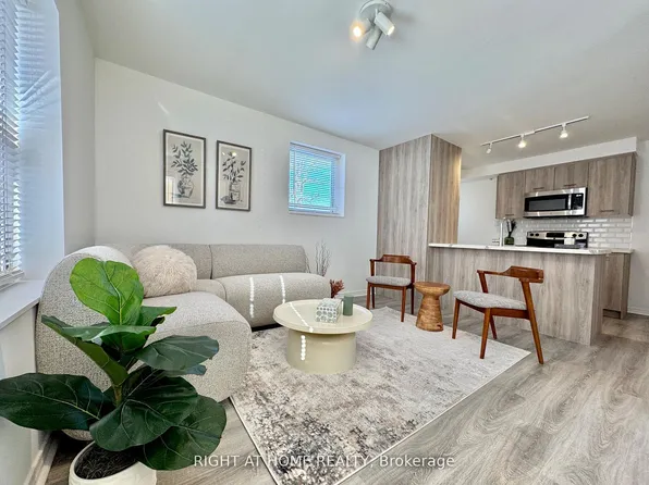 469 Queen St #A, Newmarket, ON L3Y 2H3