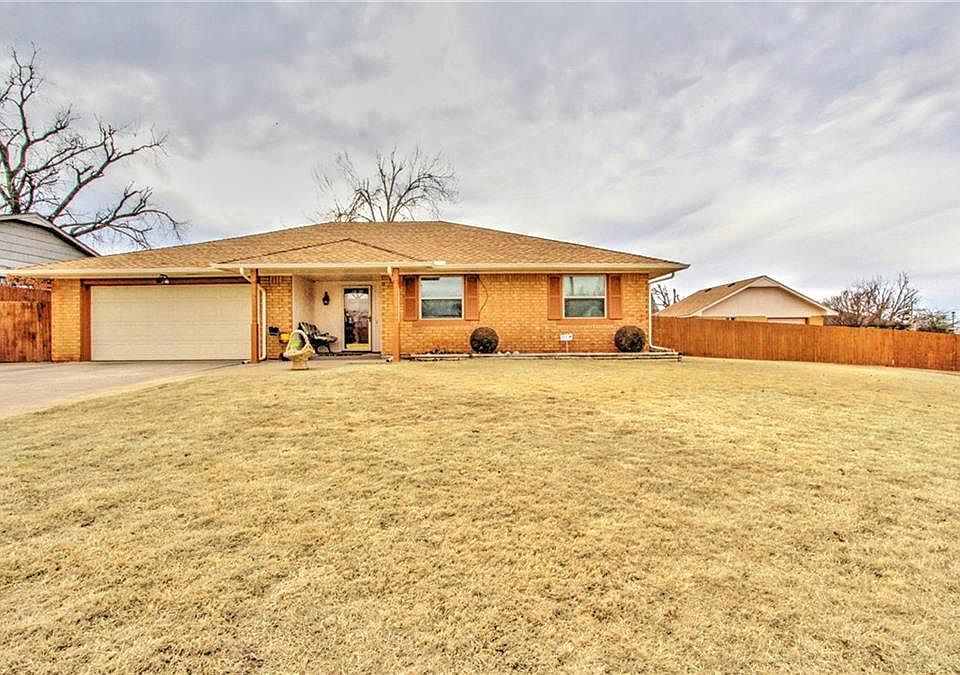 1st image of 900 Oakwood Dr
