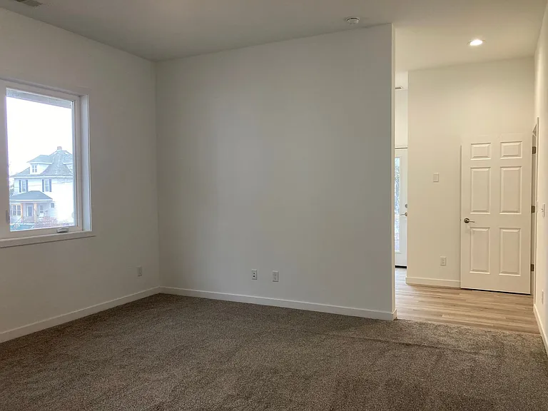 614 N 7th Ave E — Photo 16