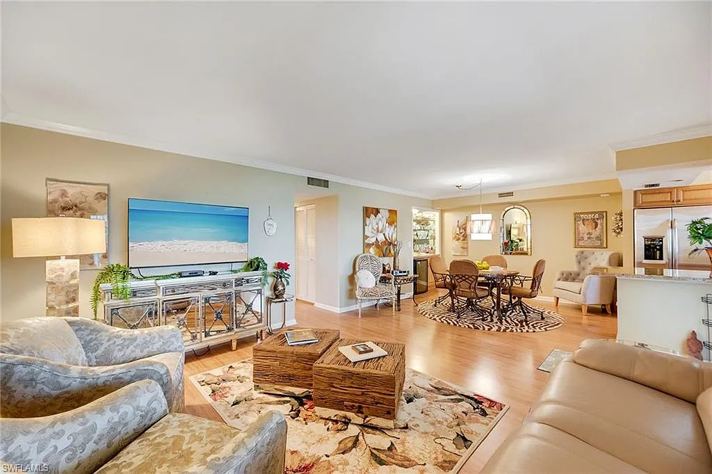 2 bed, 2.0 bath, 1320 sqft, $8,900 — Photo 3