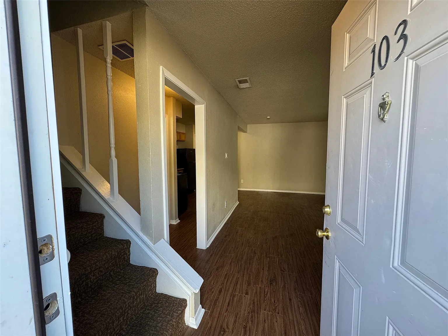 2 bed, 1.5 bath, 902 sqft, $1,358 — Photo 2