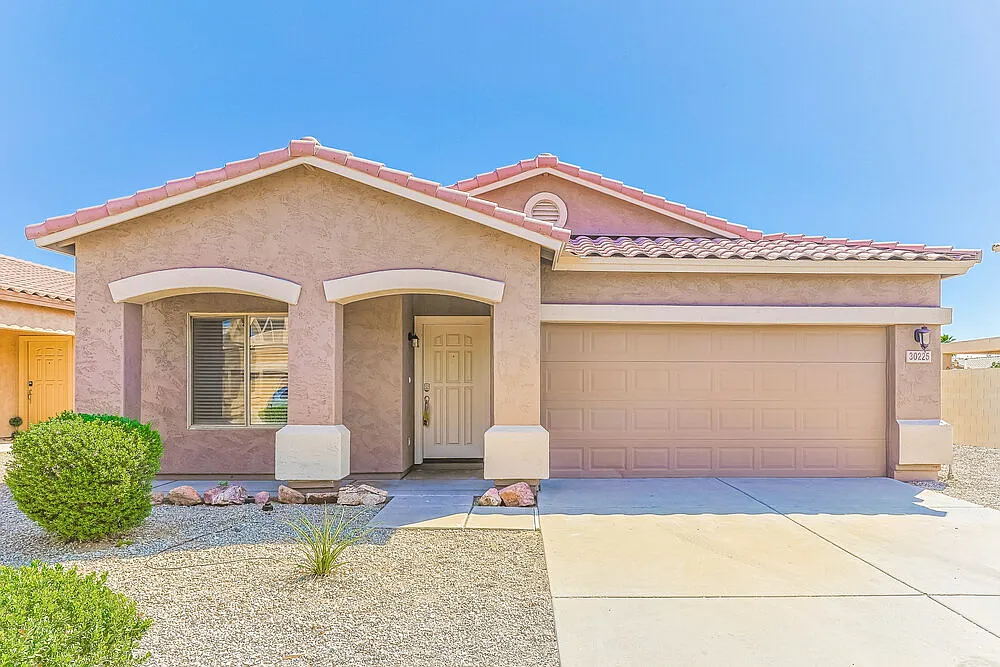 3 bed, 2.0 bath, 1909 sqft, $1,905 — Photo 1