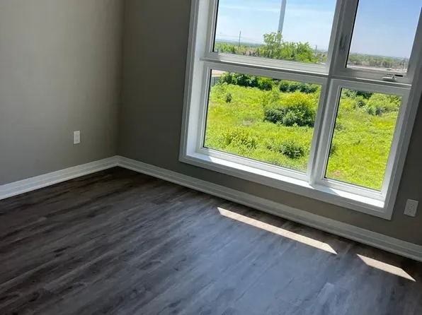 95 Dundas St W #219, Oakville, ON L6M 4L9