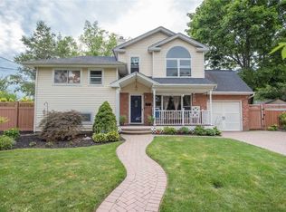 25 Wiltshire Dr, Commack, NY 11725