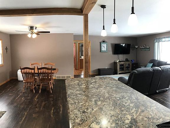4th image of 402 Central Ln