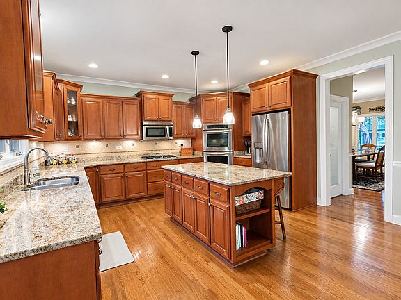 3rd image of 2016 Edgeview Dr