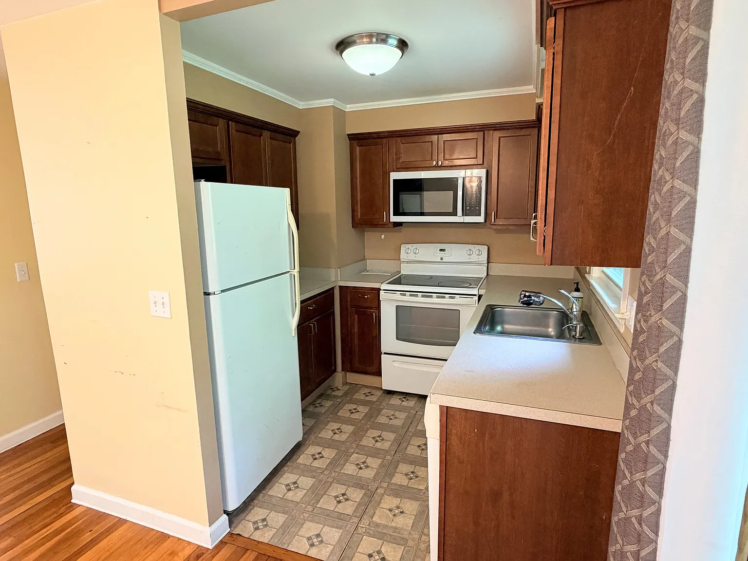 3 bed, 1.5 bath, 1100 sqft, $2,400 — Photo 4