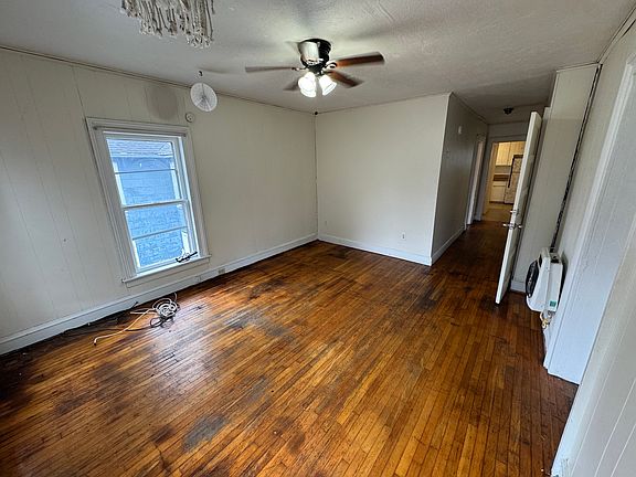 3rd image of 25 Robinson St Floor 1