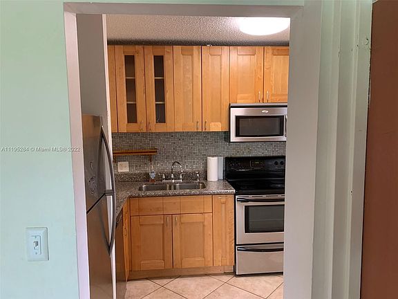 5th image of 4011 N University Dr #209