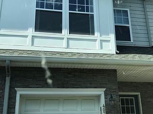 407 Waterview Dr, Poughkeepsie, NY 12601
